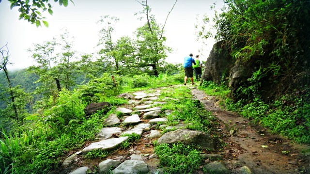 Phát hiện đường đá trăm tuổi xuyên rừng ở miền Bắc: Mang dấu ấn lịch sử, du khách nhận xét như cổ tích - Ảnh 2. Phát hiện đường đá trăm tuổi xuyên rừng ở miền Bắc: Mang dấu ấn lịch sử, du khách nhận xét như cổ tích - Ảnh 2.