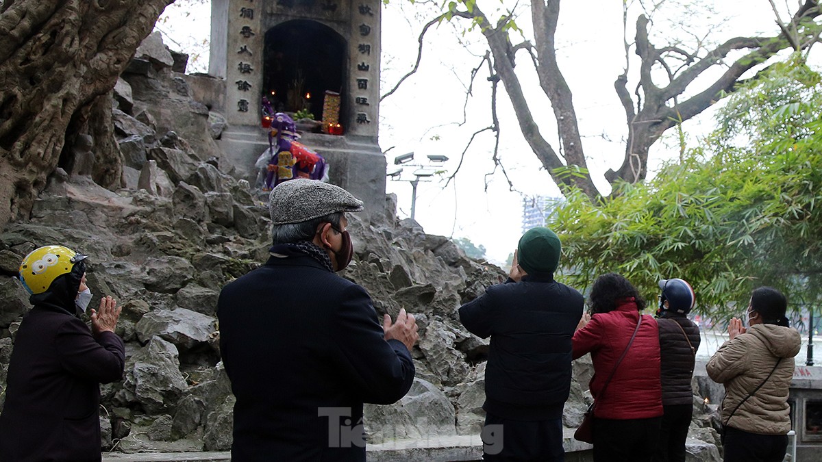 Người dân đi chùa sớm để cầu bình an trong ngày đi làm đầu tiên năm 2024 - Ảnh 6.
