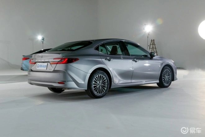 'Vua các dòng sedan' Toyota Camry thế hệ mới chào sân thị trường sát vách Việt Nam: tiêu thụ 4,2 lít/100 km, giá từ dưới 600 triệu đồng - Ảnh 4. 'Vua các dòng sedan' Toyota Camry thế hệ mới chào sân thị trường sát vách Việt Nam: tiêu thụ 4,2 lít/100 km, giá từ dưới 600 triệu đồng - Ảnh 4.