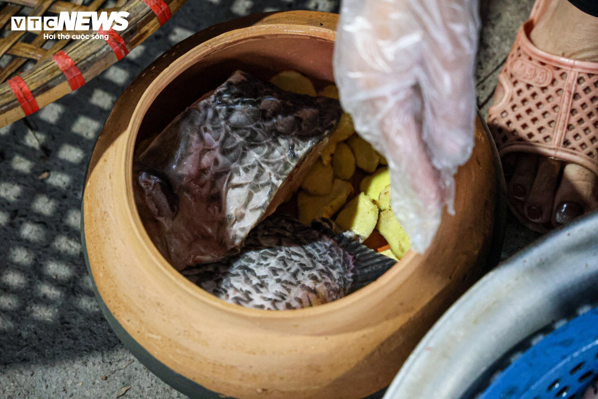 Dân Vũ Đại xuyên đêm đỏ lửa, đeo kính bơi kho cá bạc triệu phục vụ Tết - Ảnh 7.