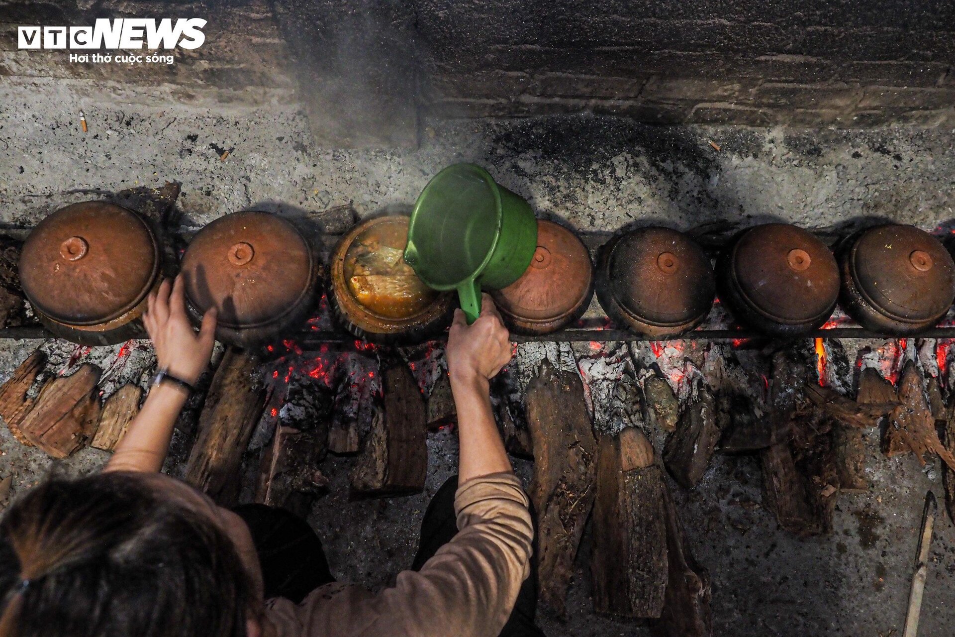 Dân Vũ Đại xuyên đêm đỏ lửa, đeo kính bơi kho cá bạc triệu phục vụ Tết - Ảnh 11.