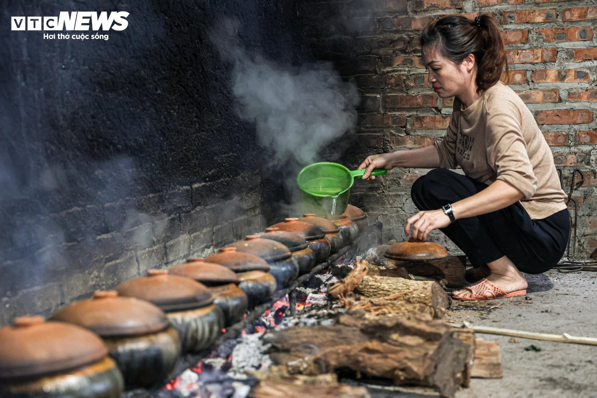 Dân Vũ Đại xuyên đêm đỏ lửa, đeo kính bơi kho cá bạc triệu phục vụ Tết - Ảnh 10.