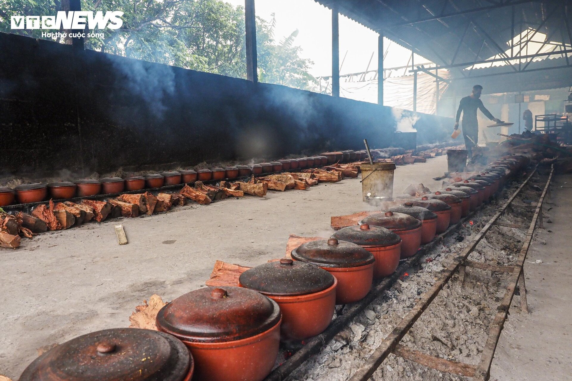 Dân Vũ Đại xuyên đêm đỏ lửa, đeo kính bơi kho cá bạc triệu phục vụ Tết - Ảnh 1.