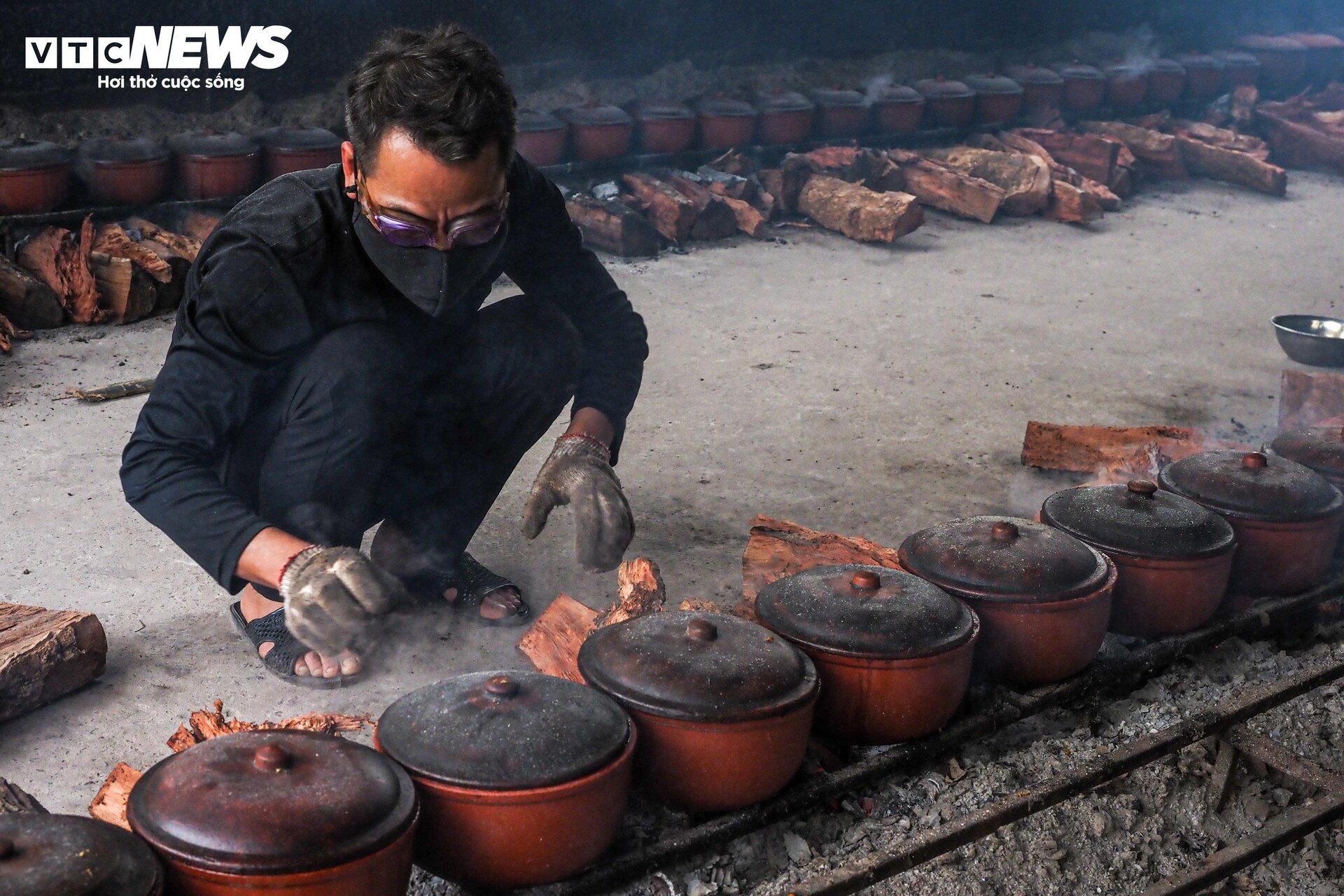 Dân Vũ Đại xuyên đêm đỏ lửa, đeo kính bơi kho cá bạc triệu phục vụ Tết - Ảnh 12.