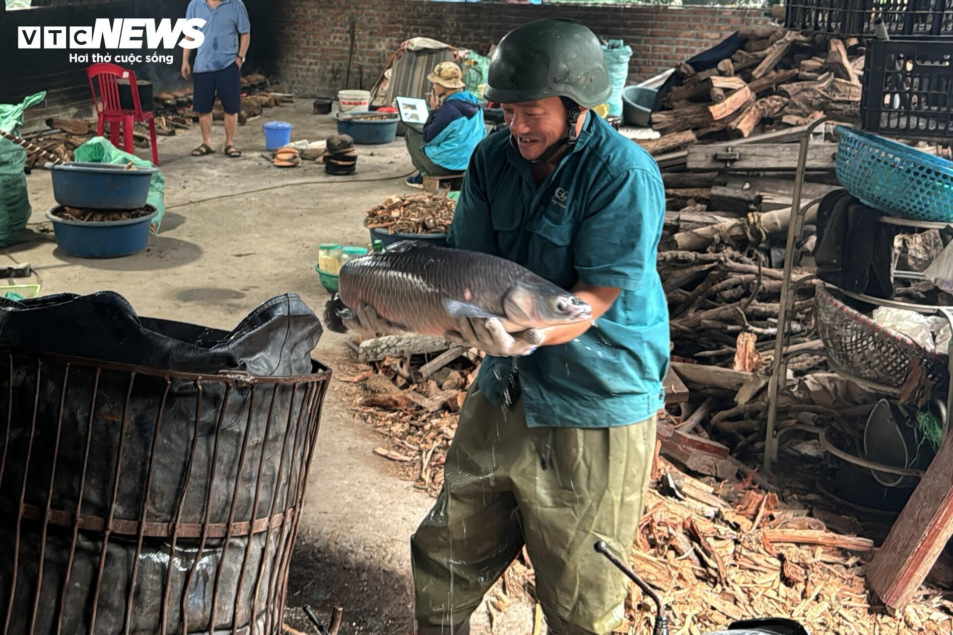 Dân Vũ Đại xuyên đêm đỏ lửa, đeo kính bơi kho cá bạc triệu phục vụ Tết - Ảnh 5.