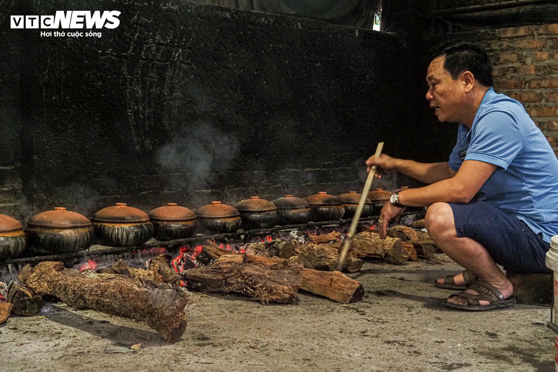 Dân Vũ Đại xuyên đêm đỏ lửa, đeo kính bơi kho cá bạc triệu phục vụ Tết - Ảnh 9.