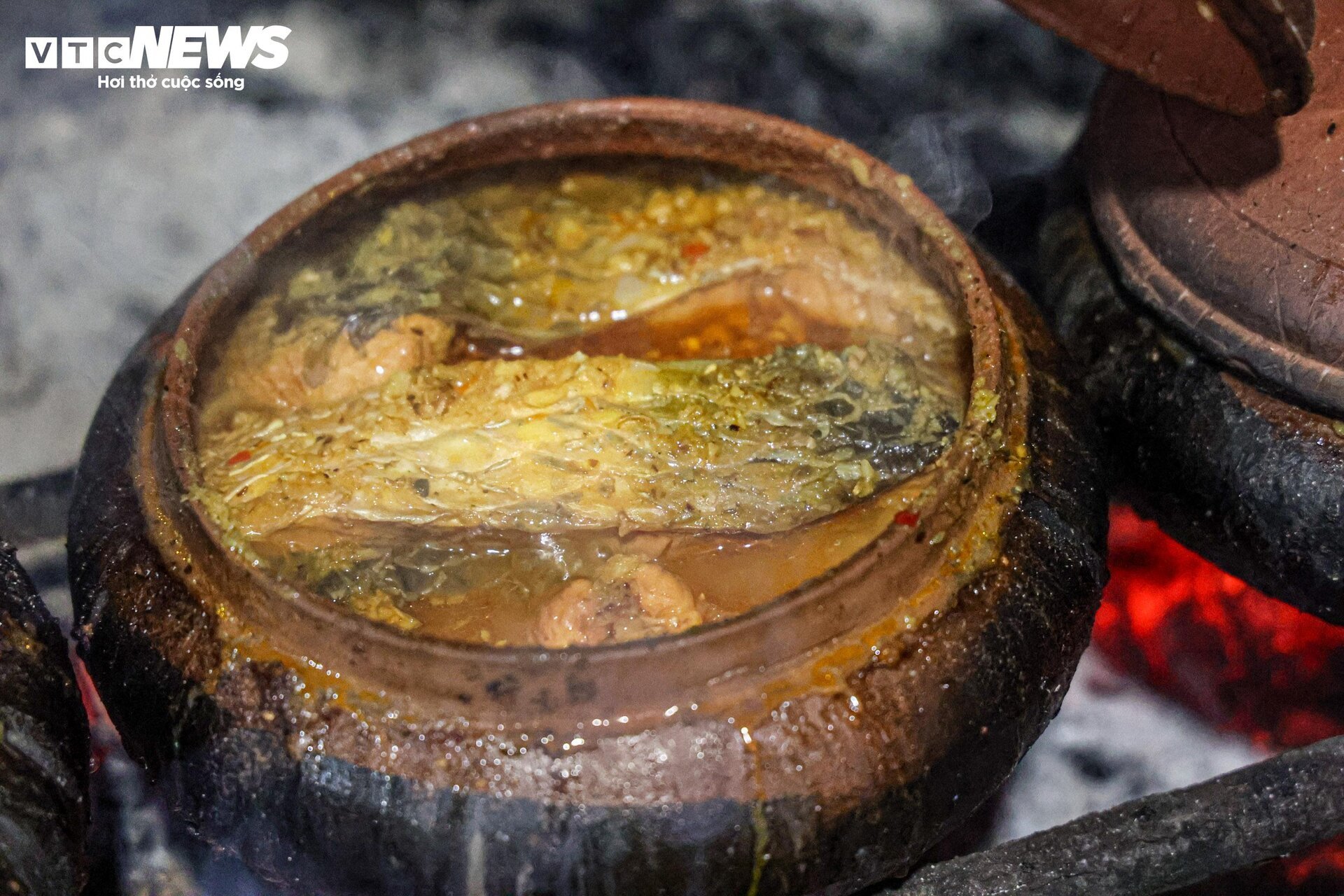 Dân Vũ Đại xuyên đêm đỏ lửa, đeo kính bơi kho cá bạc triệu phục vụ Tết - Ảnh 14.