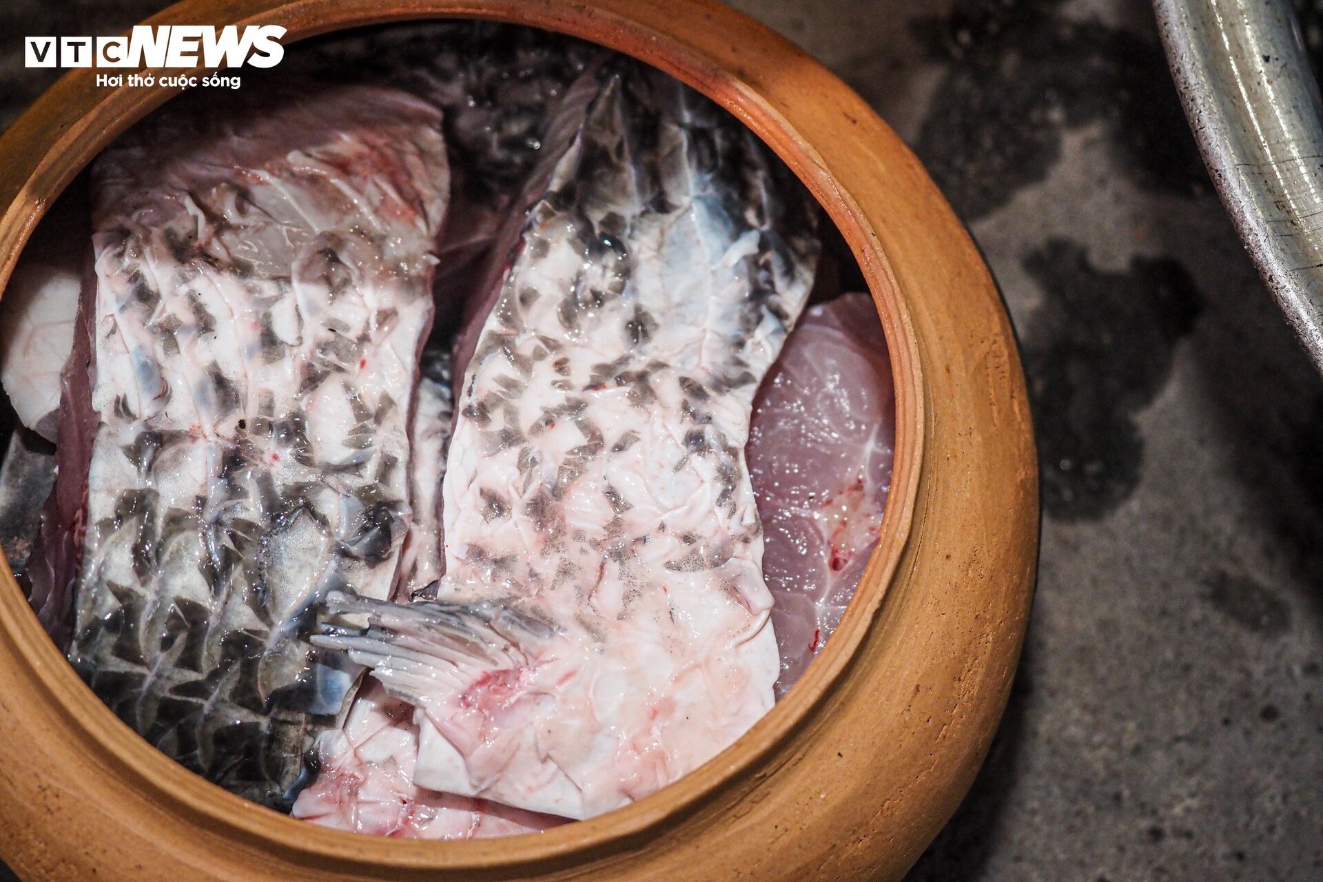 Dân Vũ Đại xuyên đêm đỏ lửa, đeo kính bơi kho cá bạc triệu phục vụ Tết - Ảnh 8.