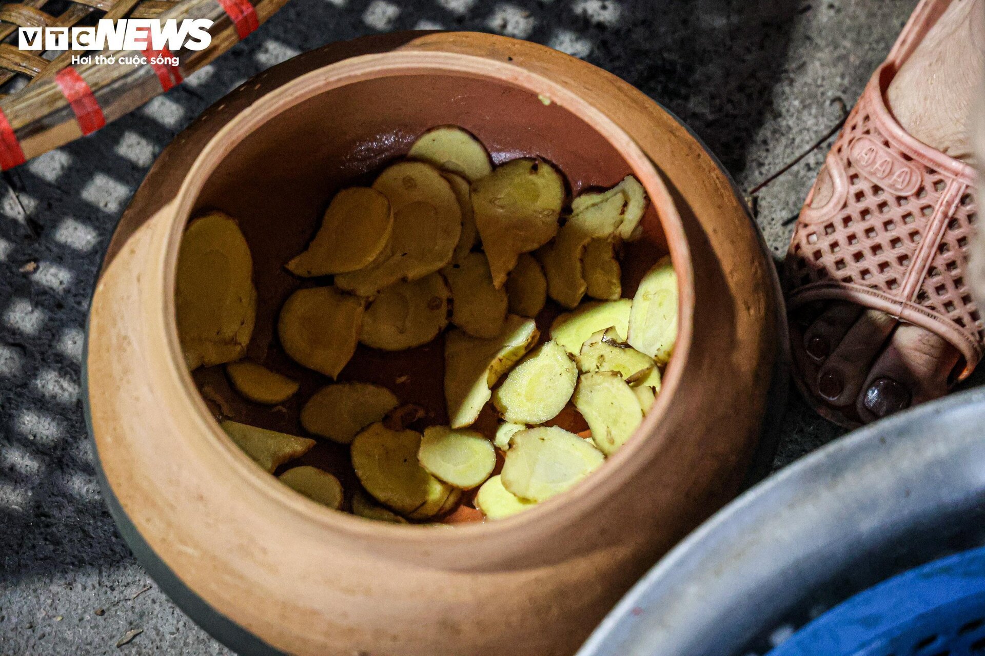 Dân Vũ Đại xuyên đêm đỏ lửa, đeo kính bơi kho cá bạc triệu phục vụ Tết - Ảnh 6.