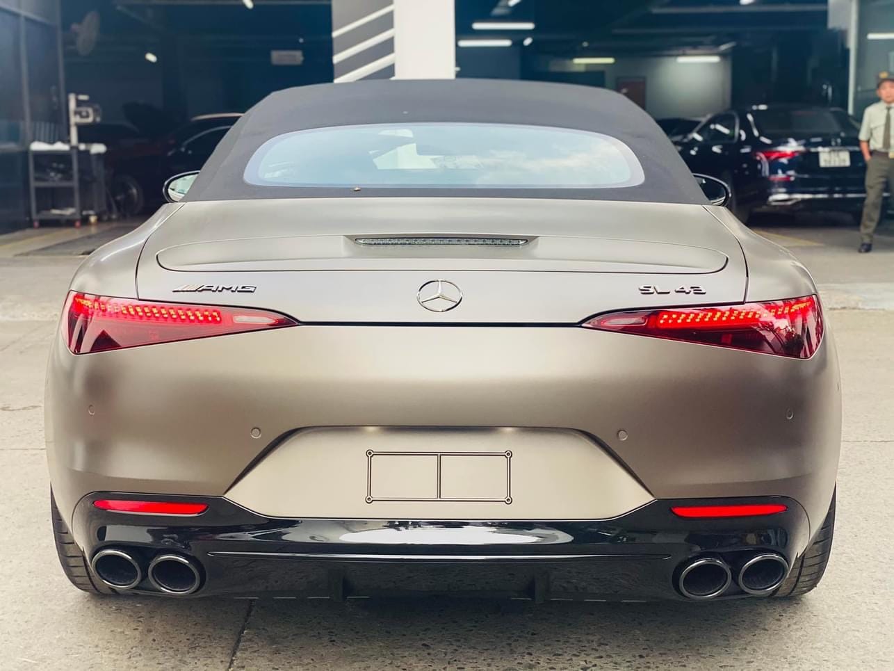 Mercedes-AMG SL 43 giá gần 7 tỷ về đại lý: Cũng máy 2.0L như Lux A2.0 nhưng mạnh gần 400 mã lực, đấu Porsche 911 - Ảnh 3.