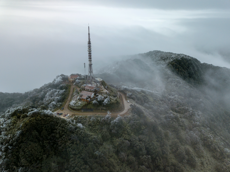 Không phải Fansipan hay Mẫu Sơn, đến đỉnh núi này cũng có thể ngắm được băng giá: Cách Hà Nội hơn 200km- Ảnh 5. Không phải Fansipan hay Mẫu Sơn, đến đỉnh núi này cũng có thể ngắm được băng giá: Cách Hà Nội hơn 200km- Ảnh 5.