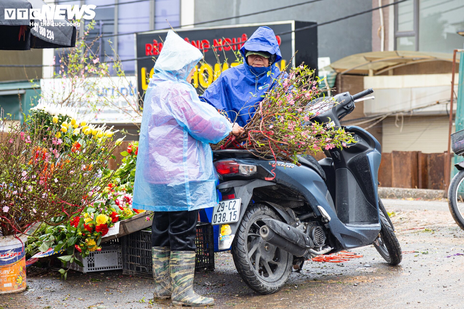 Hà Nội mưa rét đỉnh điểm, người bán 'ôm' cây cảnh Tết, sốt ruột chờ khách mua - Ảnh 9.