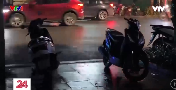 Bà lão vô gia cư ngày xin cơm từ thiện, tối về ngôi nhà chục tỷ, rộng 100m2 trên phố Hà Nội? - Ảnh 1.