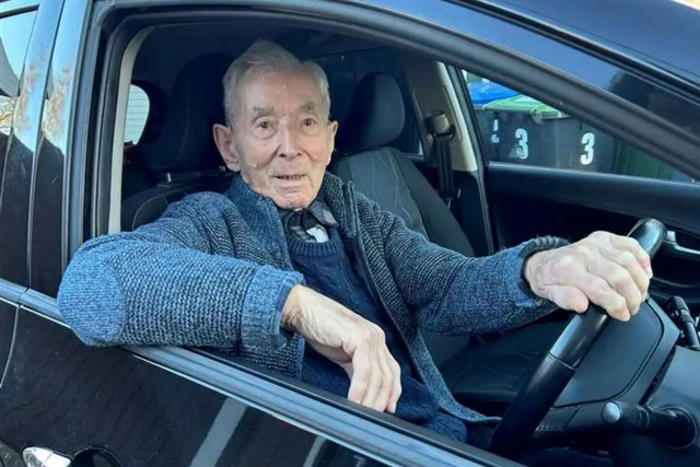Cụ ông 100 tuổi vẫn lái Kia Morning hàng ngày: Lái xe từ năm 13 tuổi, kinh nghiệm 87 năm, từng lái cả xe hạng nặng trong Thế chiến 2 - Ảnh 1.