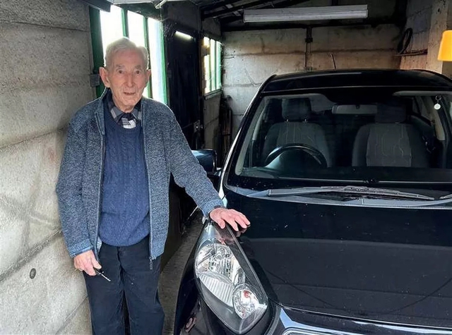 Cụ ông 100 tuổi vẫn lái Kia Morning hàng ngày: Lái xe từ năm 13 tuổi, kinh nghiệm 87 năm, từng lái cả xe hạng nặng trong Thế chiến 2 - Ảnh 3.