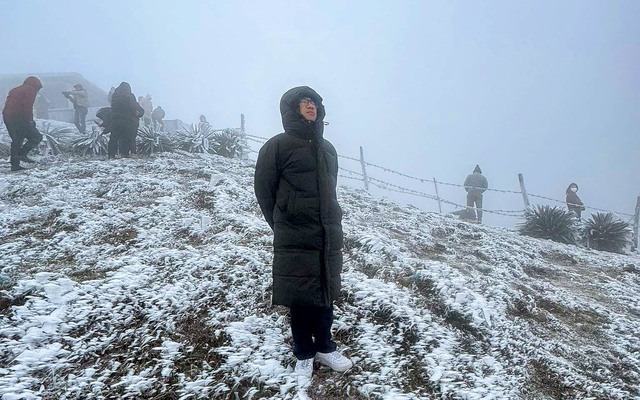 Đường lên đỉnh Mẫu Sơn ùn tắc vì hàng ngàn du khách lên ngắm băng giá - Ảnh 2.