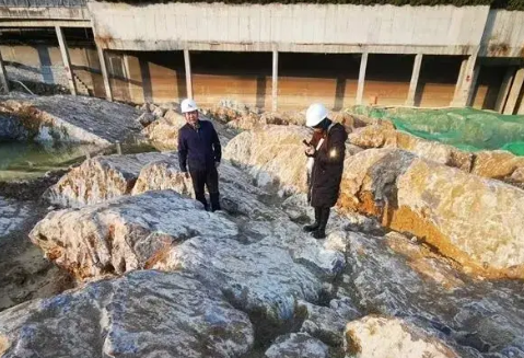 Công trình buộc phải di dời vì đụng trúng bãi ‘đá lạ lấm tấm trắng’, kho báu đã lộ diện nhưng phải dùng những công nghệ cao nhất mới khai thác được - Ảnh 1.