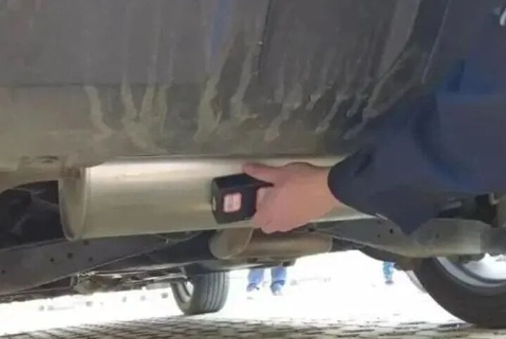 'Bà trùm' đội xe vận tải lén gắn GPS lên cả đội xe cảnh sát để né chốt kiểm tra - Ảnh 1.