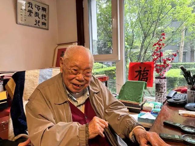 Nhà văn nổi tiếng đón sinh nhật lần thứ 110 tuổi: Từng 2 lần mắc ung thư, nhưng vẫn sống thọ nhờ 5 điều đơn giản chẳng ai nghĩ tới - Ảnh 1.