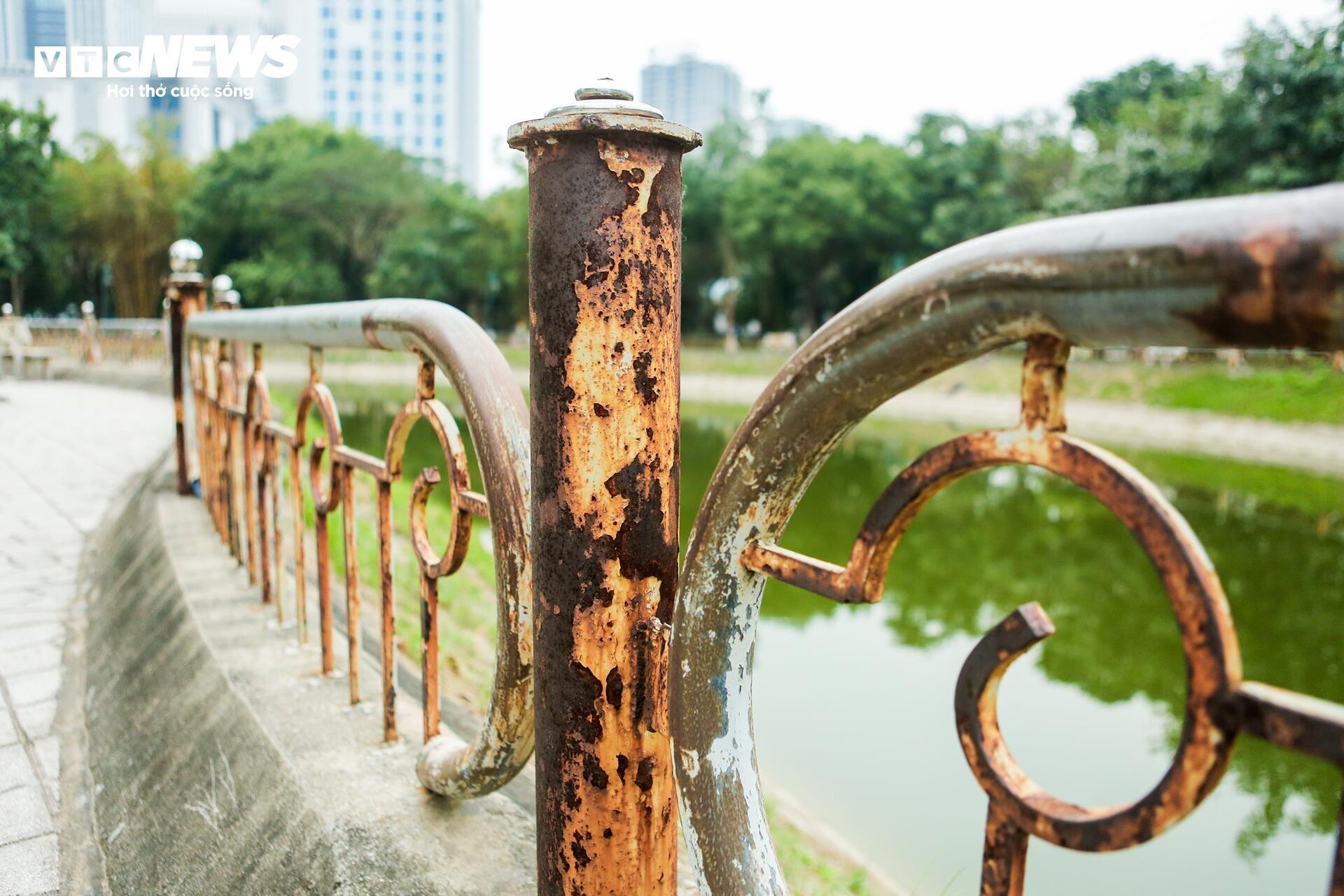 Hiện trạng xuống cấp của 2 công viên lớn ở Hà Nội sắp được cải tạo - Ảnh 6.