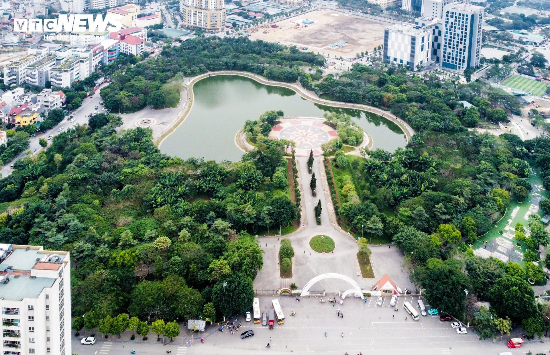 Hiện trạng xuống cấp của 2 công viên lớn ở Hà Nội sắp được cải tạo - Ảnh 1.