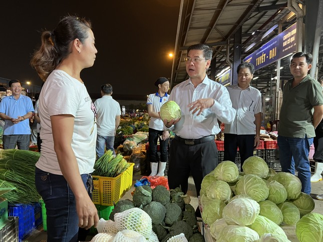 Chợ đầu mối TPHCM áp Tết: Chưa bao giờ ế như bây giờ - Ảnh 1.