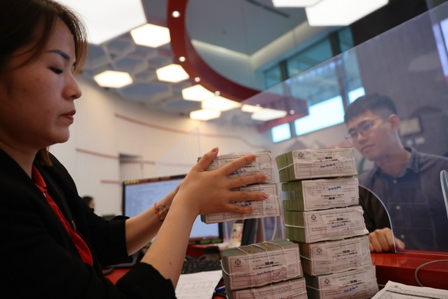 Lãi suất tiết kiệm lao dốc không phanh - Ảnh 1.