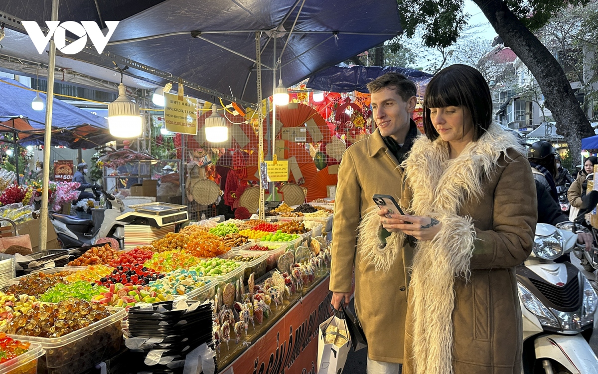 Phố phường Hà Nội đã ngập tràn không khí Tết - Ảnh 12.