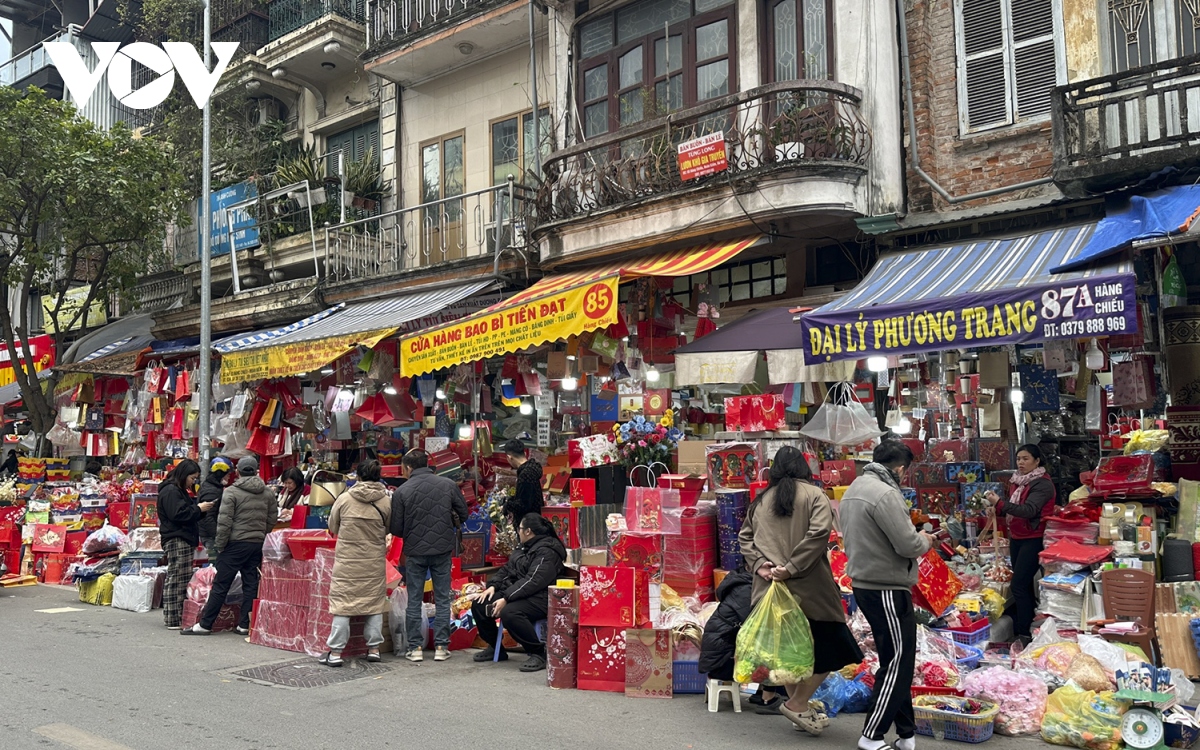 Phố phường Hà Nội đã ngập tràn không khí Tết - Ảnh 5.