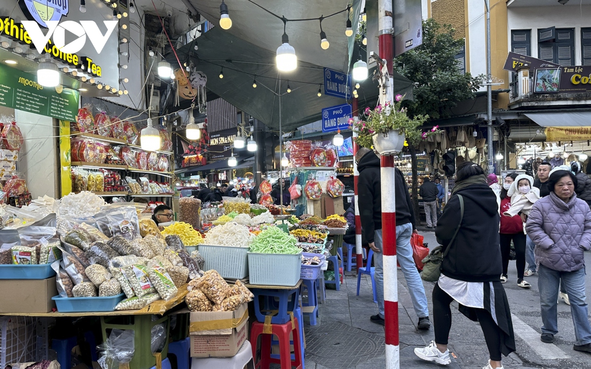 Phố phường Hà Nội đã ngập tràn không khí Tết - Ảnh 10.