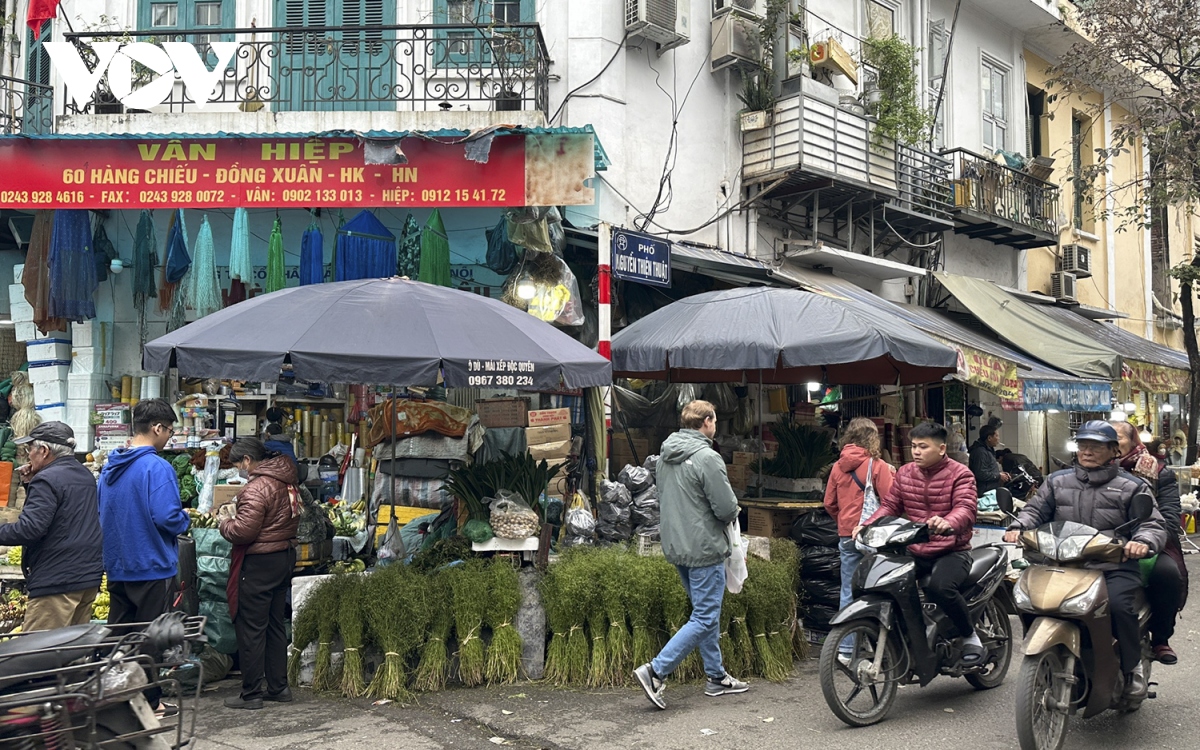 Phố phường Hà Nội đã ngập tràn không khí Tết - Ảnh 13.