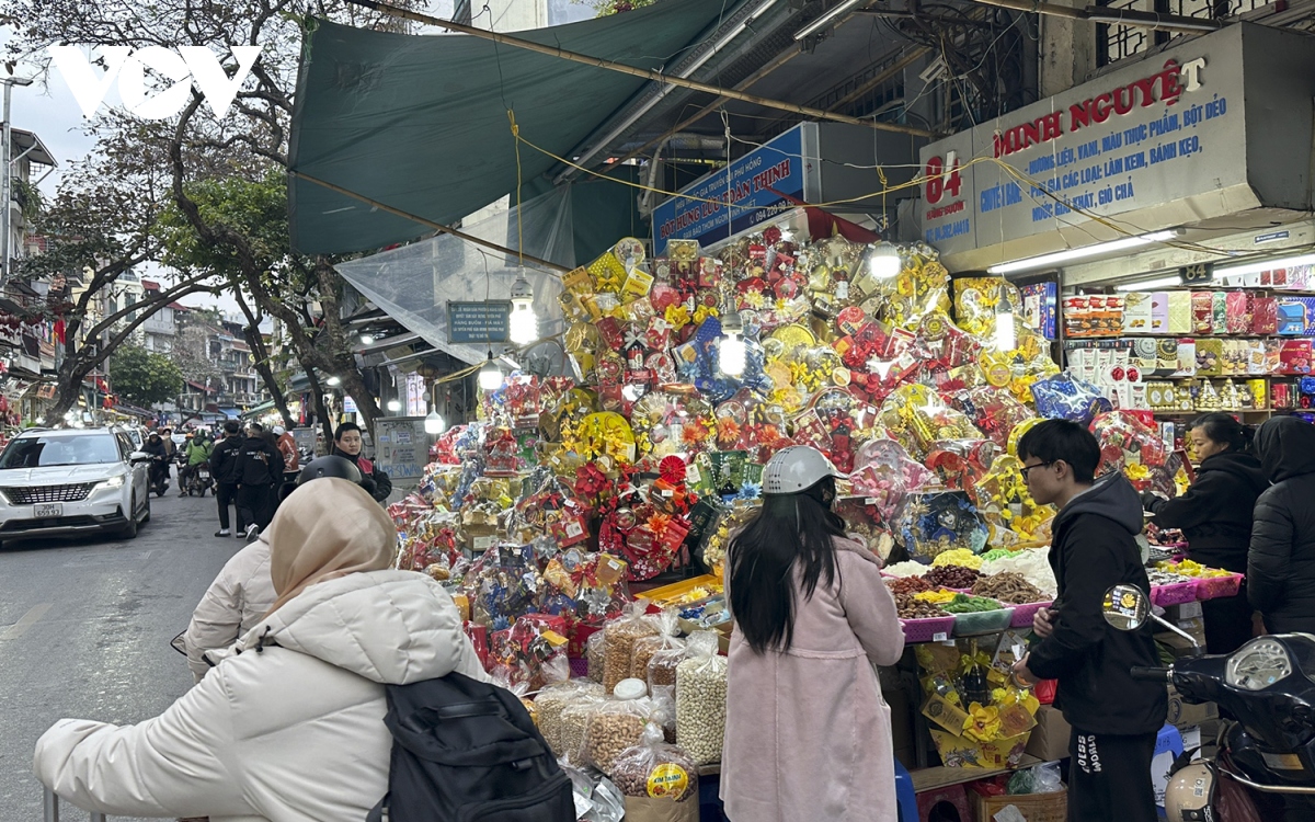 Phố phường Hà Nội đã ngập tràn không khí Tết - Ảnh 11.