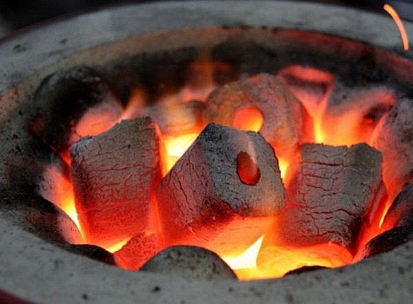 Giám đốc Trung tâm chống độc BV Bạch Mai nói về cái chết thầm lặng khi đốt than sưởi ấm: Dù bị ngộ độc nhẹ cũng gây tổn thương não - Ảnh 2.