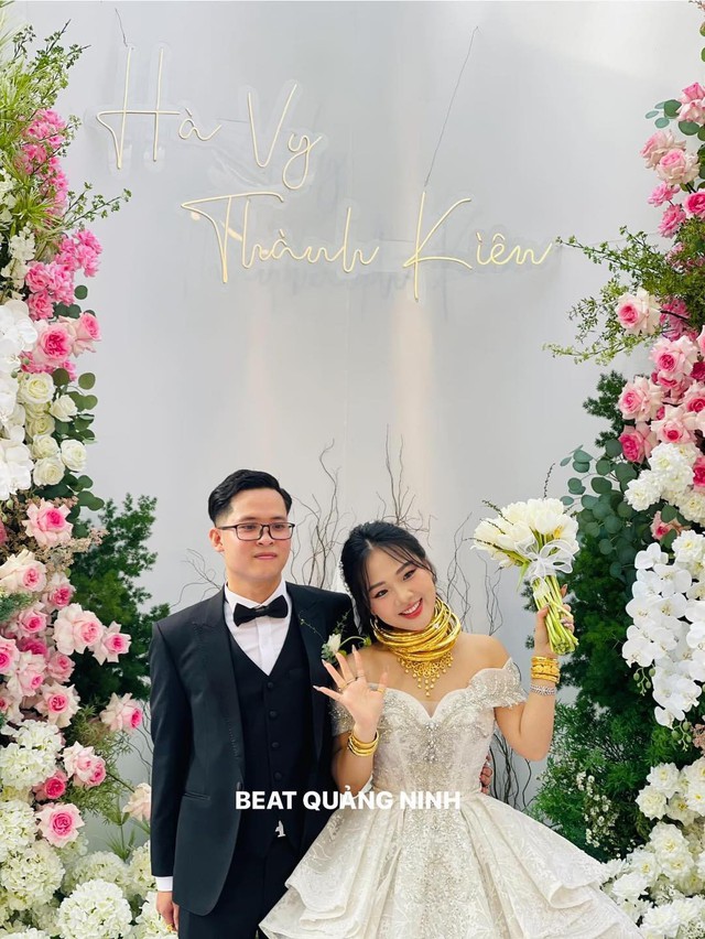 Mâm cỗ cưới 28 triệu của đại gia Quảng Ninh, rạp rộng 1000 mét vuông, cô dâu đeo vàng trĩu cổ - Ảnh 5.