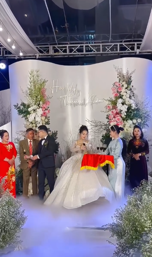 Mâm cỗ cưới 28 triệu của đại gia Quảng Ninh, rạp rộng 1000 mét vuông, cô dâu đeo vàng trĩu cổ - Ảnh 1.