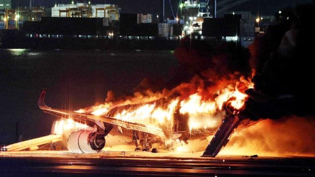 Chuẩn doanh nghiệp nhật bản: Japan Airlines đào tạo phi hành đoàn khắt khe, đến thợ máy, nhân viên mặt đất cũng phải học cách thoát hiểm khẩn cấp - Ảnh 1.