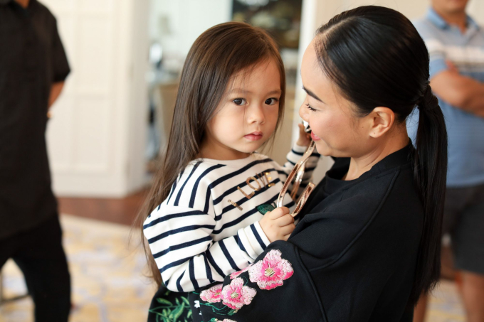 Clip Hồng Nhung hỏi chuyện con gái Đoan Trang đang gây bão mạng: Chỉ 1 chi tiết đủ thấy "người đẹp da nâu" dạy con kỹ như nào! - Ảnh 1. Clip Hồng Nhung hỏi chuyện con gái Đoan Trang đang gây bão mạng: Chỉ 1 chi tiết đủ thấy "người đẹp da nâu" dạy con kỹ như nào! - Ảnh 1.