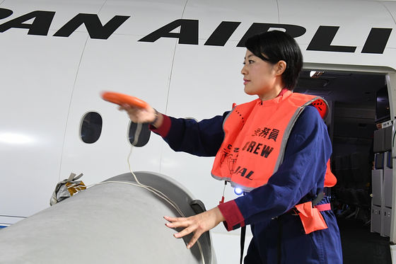 Chuẩn doanh nghiệp nhật bản: Japan Airlines đào tạo phi hành đoàn khắt khe, đến thợ máy, nhân viên mặt đất cũng phải học cách thoát hiểm khẩn cấp - Ảnh 4.