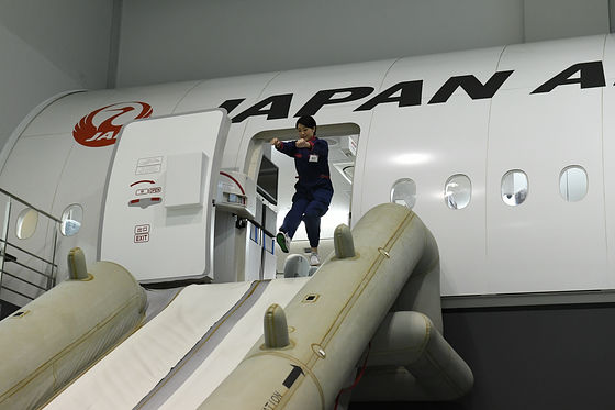 Chuẩn doanh nghiệp nhật bản: Japan Airlines đào tạo phi hành đoàn khắt khe, đến thợ máy, nhân viên mặt đất cũng phải học cách thoát hiểm khẩn cấp - Ảnh 2.