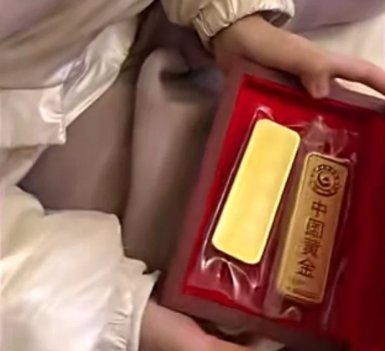 Cầm 2 thỏi vàng trị giá 365 triệu đồng tặng bạn cùng lớp, cậu bé mầm non khiến cộng đồng mạng ngỡ ngàng - Ảnh 1. Cầm 2 thỏi vàng trị giá 365 triệu đồng tặng bạn cùng lớp, cậu bé mầm non khiến cộng đồng mạng ngỡ ngàng - Ảnh 1.