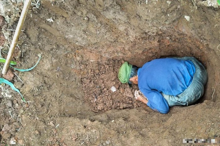 Lên núi hái măng, lão nông phát hiện vật thể vừa đen, vừa mềm: Chuyên gia yêu cầu phong tỏa toàn bộ khu vực - Ảnh 1. Lên núi hái măng, lão nông phát hiện vật thể vừa đen, vừa mềm: Chuyên gia yêu cầu phong tỏa toàn bộ khu vực - Ảnh 1.