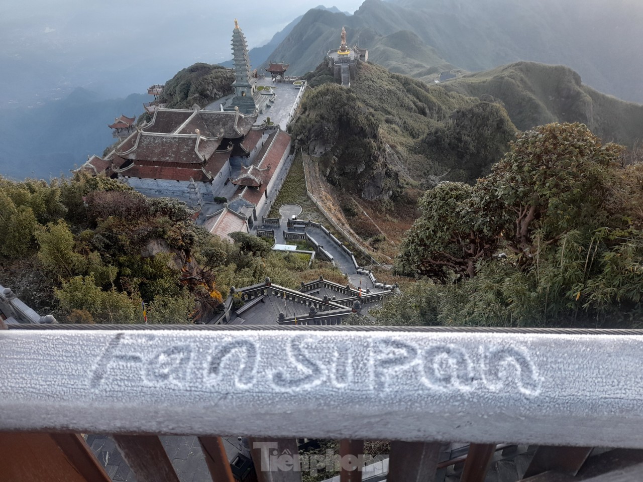Sương muối phủ trắng đỉnh Fansipan đầu năm 2024 - Ảnh 1. Sương muối phủ trắng đỉnh Fansipan đầu năm 2024 - Ảnh 1.
