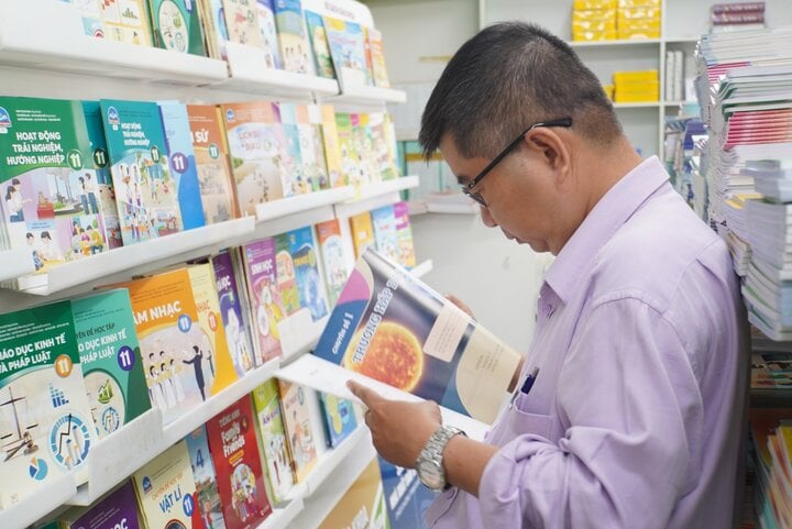 Bộ Giáo dục trả lại quyền chọn sách giáo khoa cho trường học - Ảnh 1. Bộ Giáo dục trả lại quyền chọn sách giáo khoa cho trường học - Ảnh 1.