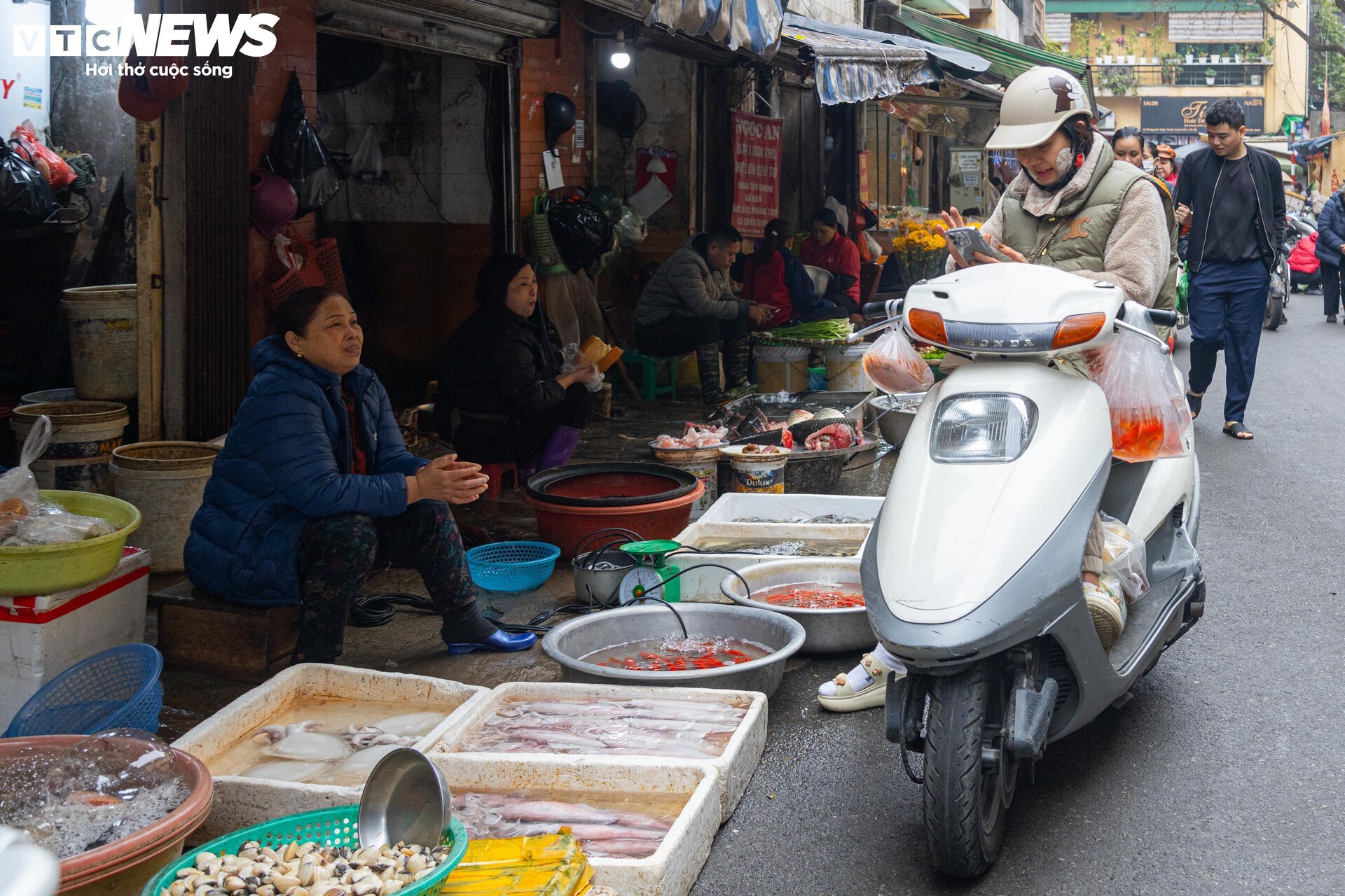 Sát ngày ông Công, ông Táo, thị trường đồ lễ ở Hà Nội nhộn nhịp khác thường - Ảnh 16.