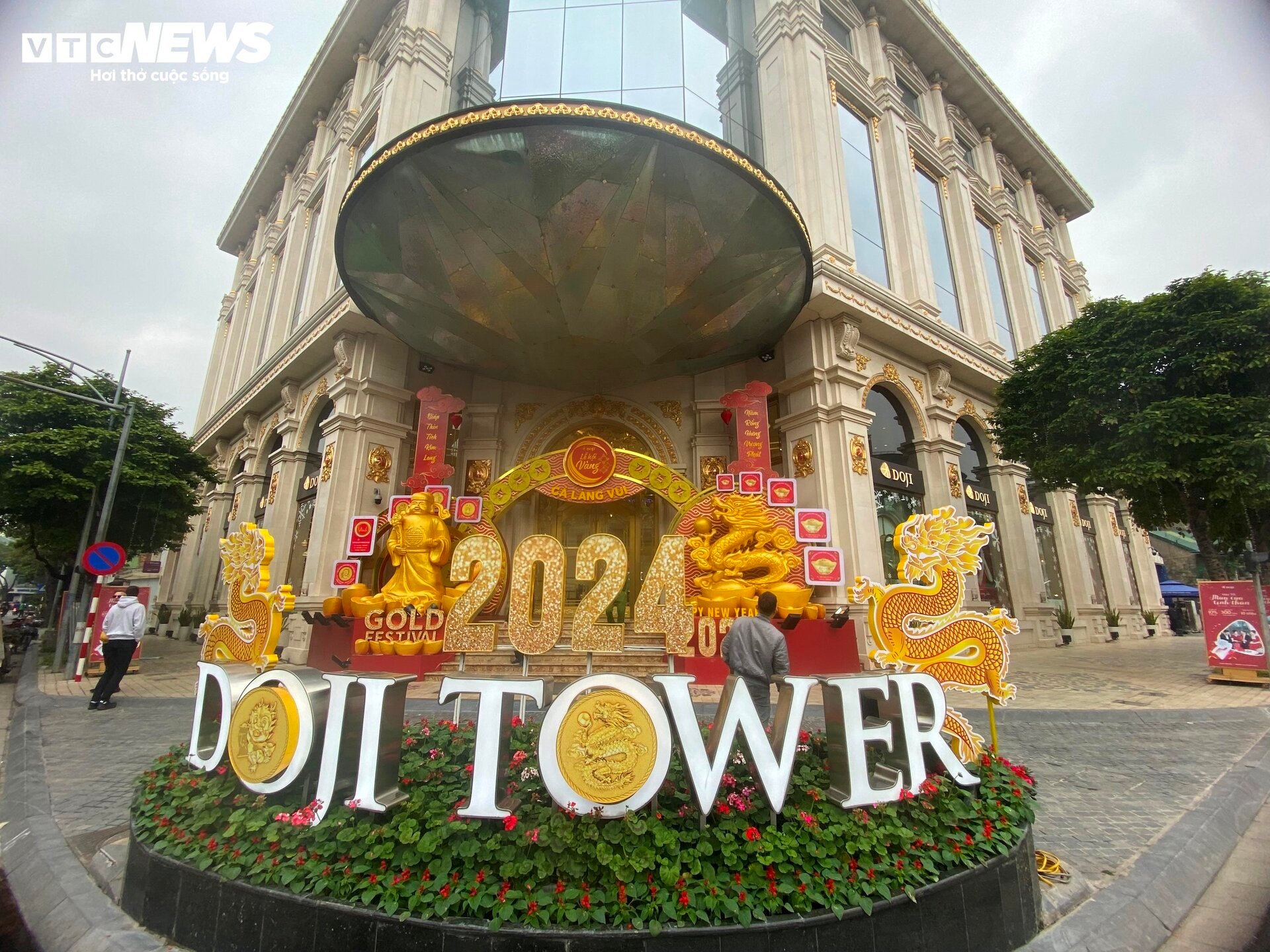 Trung tâm thương mại ở Hà Nội trang hoàng lộng lẫy đón Tết Giáp Thìn 2024 - Ảnh 11.