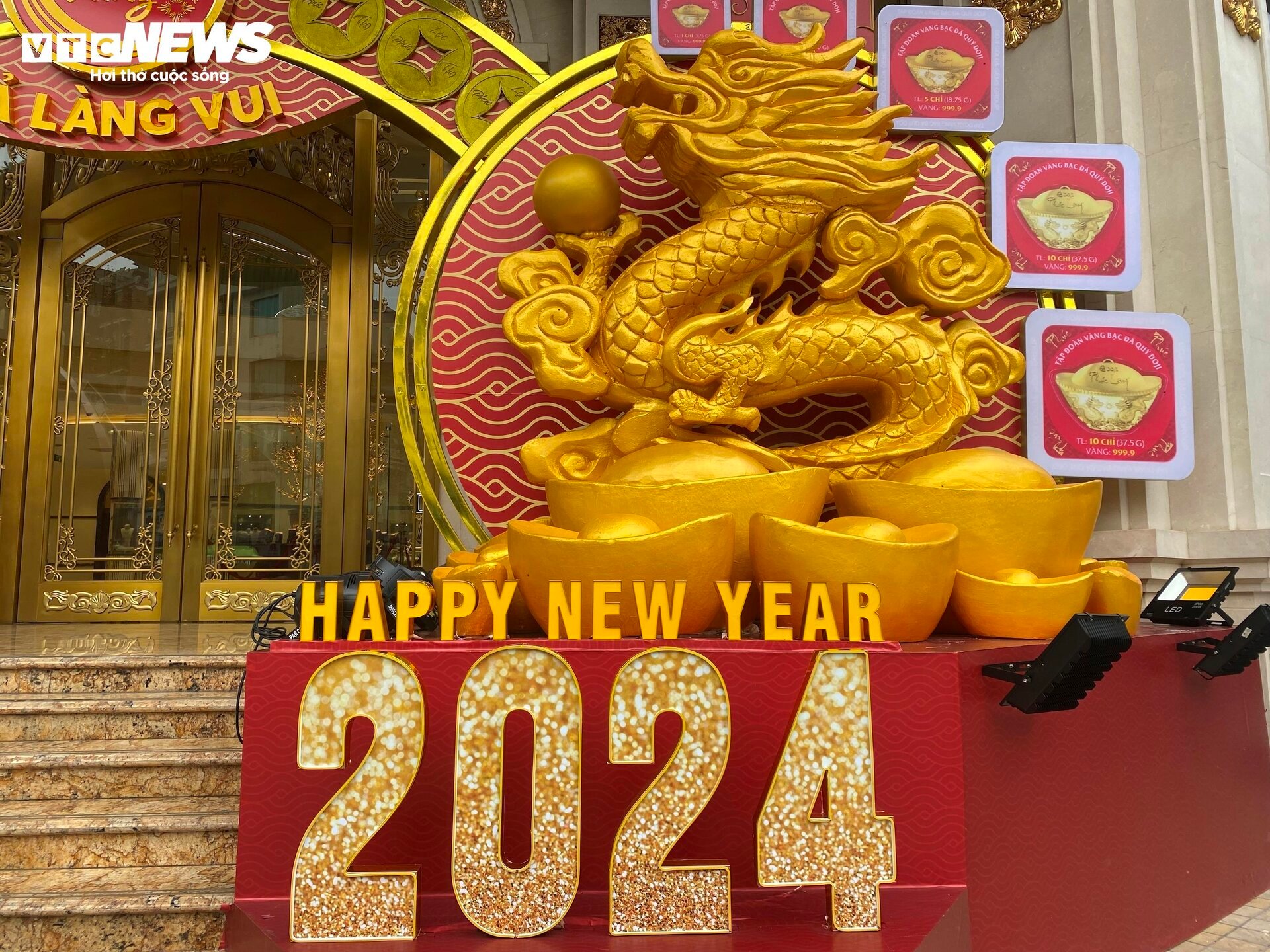 Trung tâm thương mại ở Hà Nội trang hoàng lộng lẫy đón Tết Giáp Thìn 2024 - Ảnh 12.