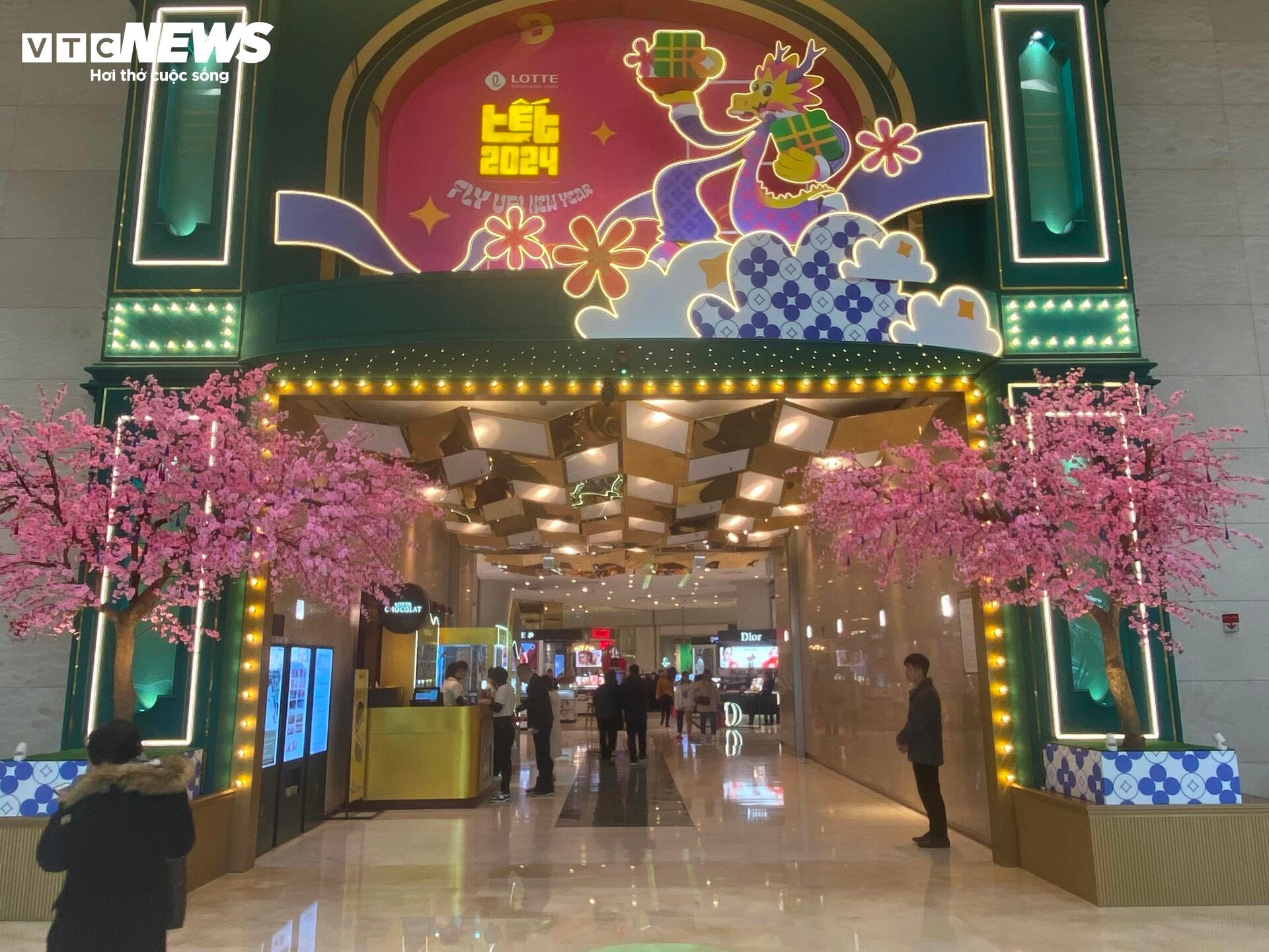 Trung tâm thương mại ở Hà Nội trang hoàng lộng lẫy đón Tết Giáp Thìn 2024 - Ảnh 13.