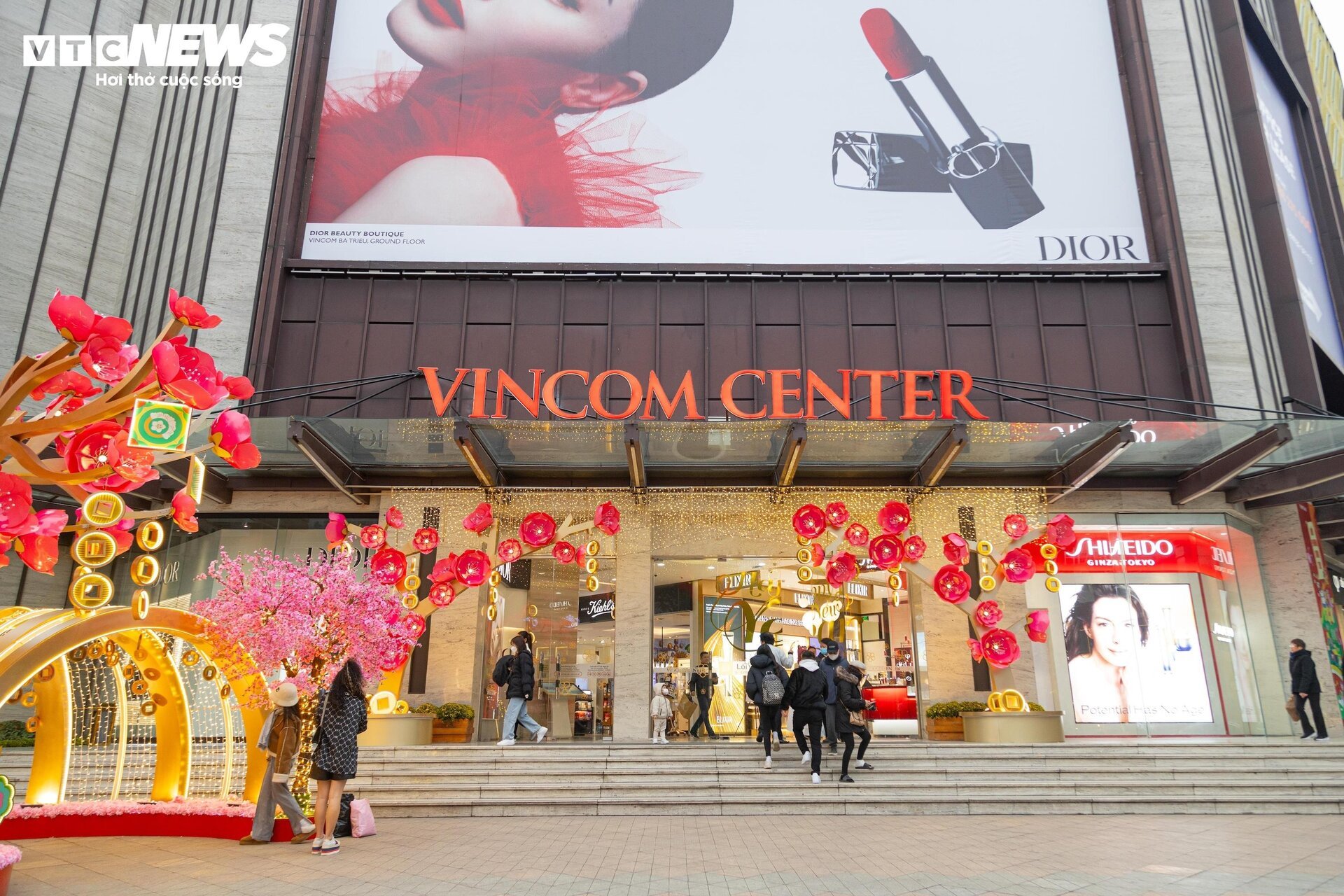 Trung tâm thương mại ở Hà Nội trang hoàng lộng lẫy đón Tết Giáp Thìn 2024 - Ảnh 1.