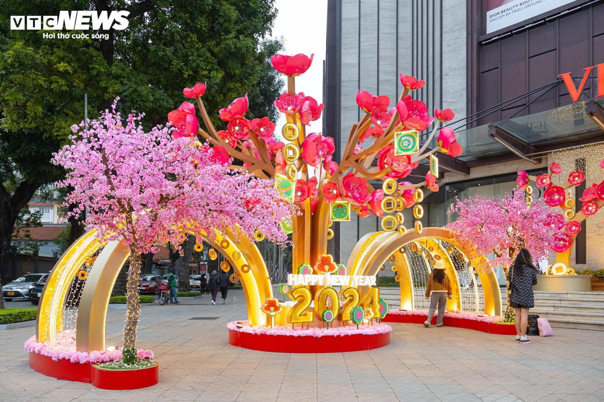 Trung tâm thương mại ở Hà Nội trang hoàng lộng lẫy đón Tết Giáp Thìn 2024 - Ảnh 2.