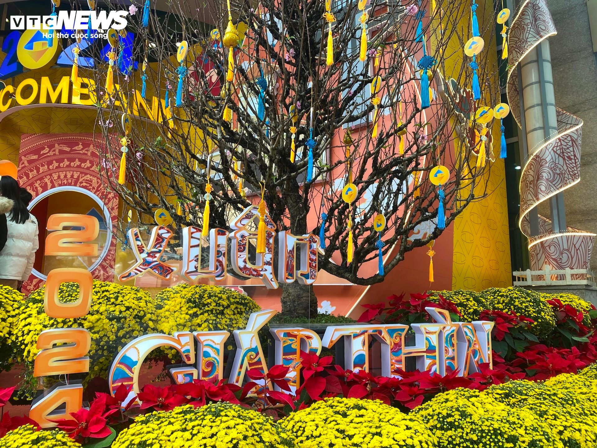 Trung tâm thương mại ở Hà Nội trang hoàng lộng lẫy đón Tết Giáp Thìn 2024 - Ảnh 9.